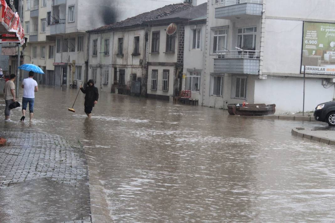 Fatsa’yı sağanak vurdu! Yollar göle döndü, iş yerleri ve araçlar sular altında kaldı - Resim: 8